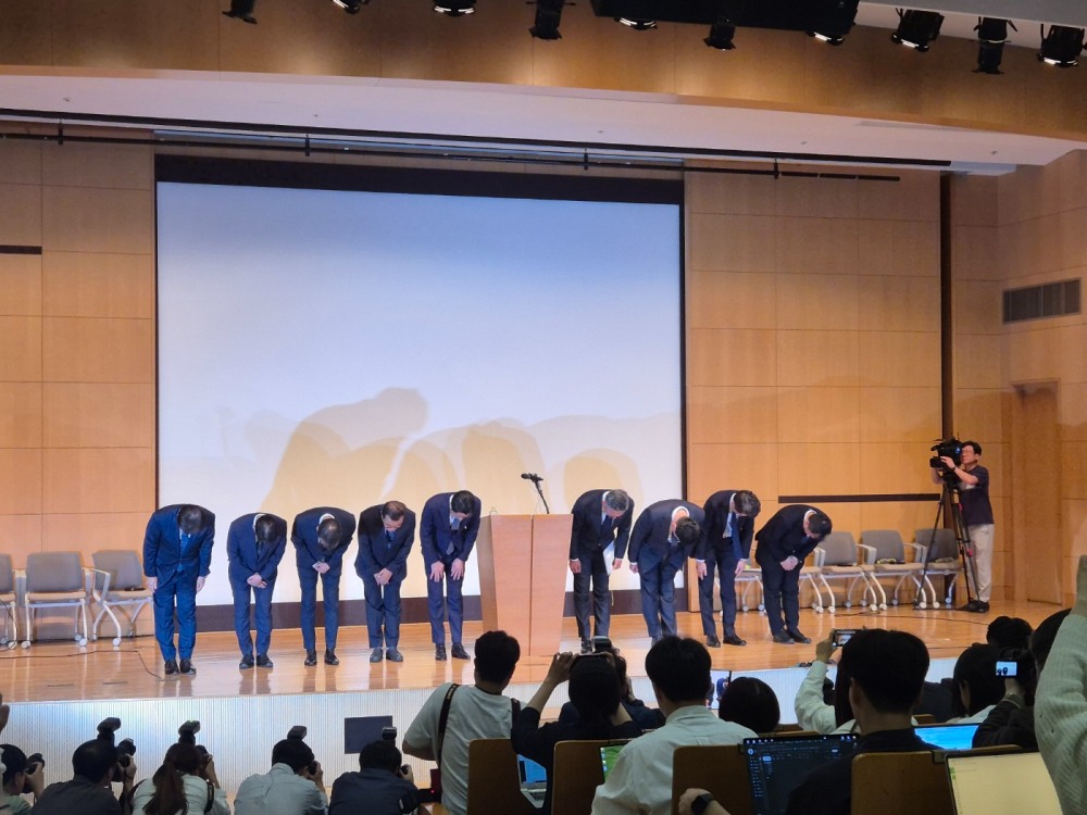 조좌진 롯데카드 대표와 임원진이 지난 9월 열린 롯데카드 해킹사고 언론 브리핑에서 사과하고 있다. 사진=강은영 기자