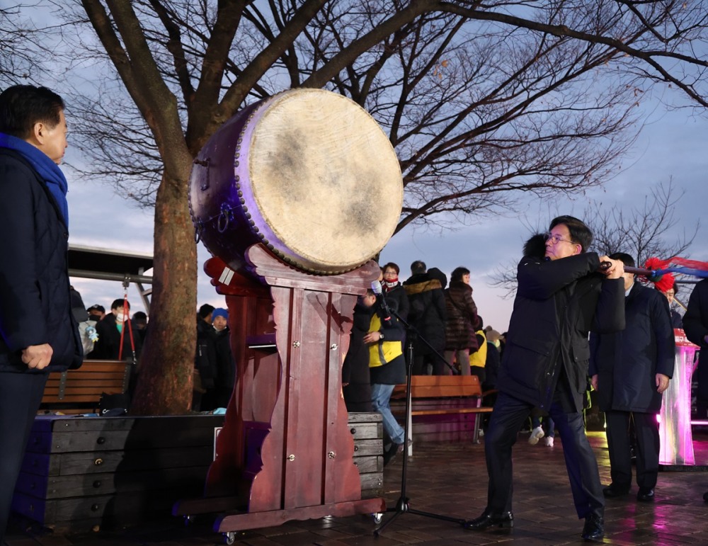 박강수 마포구청장은 지난해 해맞이 행사에서 대북을 타고하며 마포구민의 평안과 안녕을 기원했다./사진제공=마포구