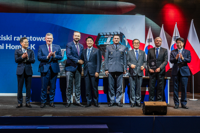 29일(현지시간) 폴란드 바르샤바 군사 박물관에서 열린 '천무 3차 실행계약 체결식‘에서 강훈식 대통령실 비서실장(왼쪽 네 번째)이 코시니악 카미슈 폴란드 부총리와 악수하고 있다. 왼쪽부터 손재일 한화에어로스페이스 대표이사, 파베우 베이다 폴란드 국방부 차관, (왼쪽 다섯 째부터)아르투르 쿱텔 폴란드 군비청장, 이용철 방사청장, 피오트르 보이첵 WB그룹 회장, 원종대 국방부 자원관리실장. /사진제공=한화에어로스페이스