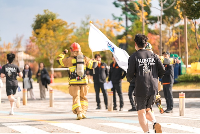LG유플러스는 나눔 문화 확산을 위해 임원들이 자발적으로 참여한 사회공헌 기금 누적액이 3억5000만원을 돌파했다고 31일 밝혔다. 사진은 지난 11월 진행된 ‘119 메모리얼데이’ 행사 현장 모습. /사진=LG유플러스