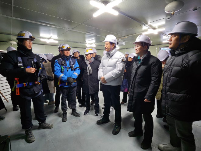(사진 왼쪽부터)이용일·이형일 DL이앤씨 현장 관계자가 안전 브리핑을 진행 중이다. 이후 오세훈 서울시장(중앙)은 김종길 서울시의원(사진 오른쪽)·최호권 영등포구청장(오른쪽 두 번째)과 함께 현장을 둘러봤다./사진제공=한국금융신문 조범형 기자