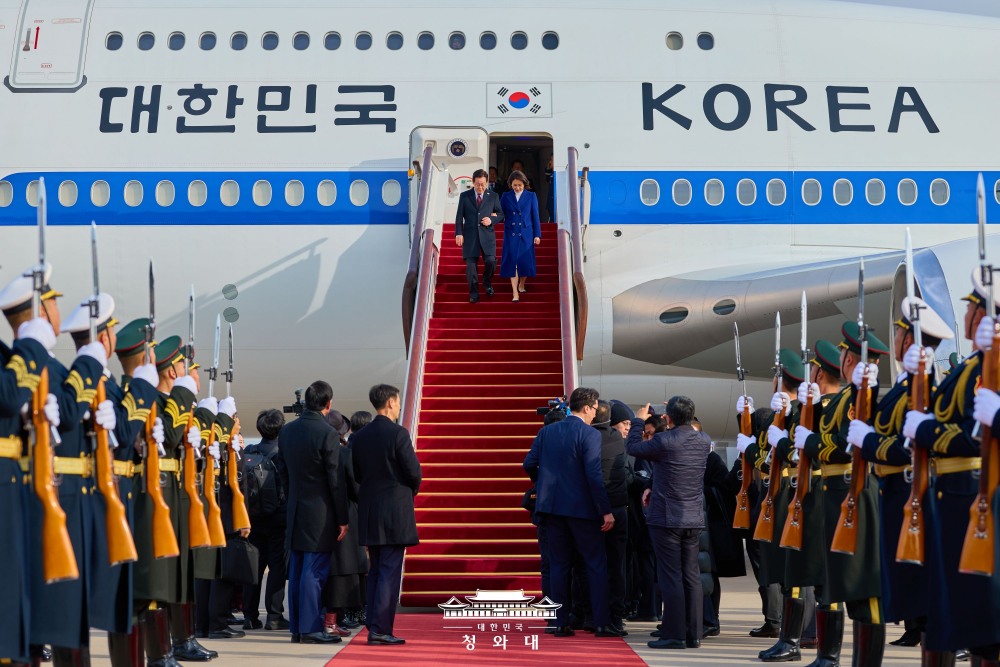 중국 국빈 방문길에서 베이징 서우두 공항 도착 행사에 참석하고 있는 이재명 대통령 / 사진=청와대