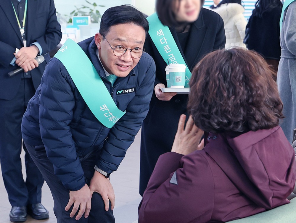 강정훈 신임 iM뱅크 행장이 영업점을 찾은 고객과 이야기를 나누고 있다. / 사진제공 = iM뱅크