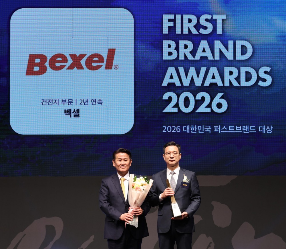 최세환 SM벡셀 배터리사업부문 대표이사(오른쪽)가 6일 서울 중구 신라호텔에서 열린 ‘2026 대한민국 퍼스트브랜드 대상’ 시상식에서 한국소비자포럼 전재호 대표와 기념촬영을 하고 있다./사진제공=SM그룹