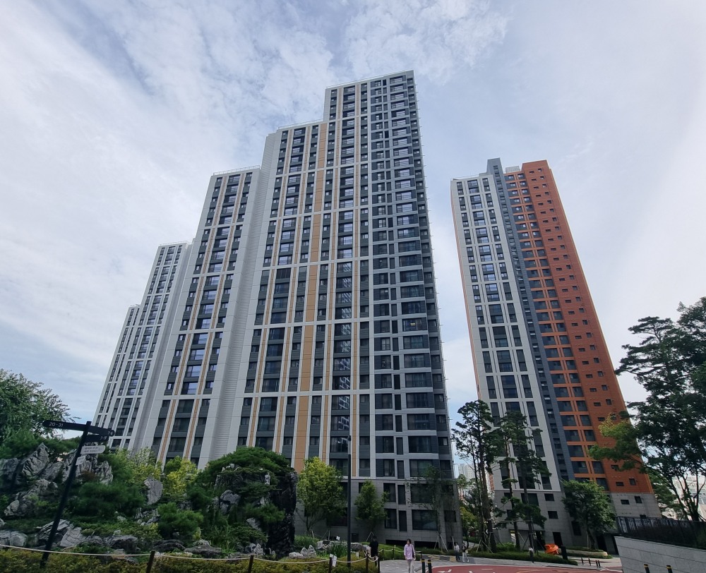 내구성 향상 페인트를 적용한 e편한세상 시흥더블스퀘어 단지 전경./사진제공=DL이앤씨