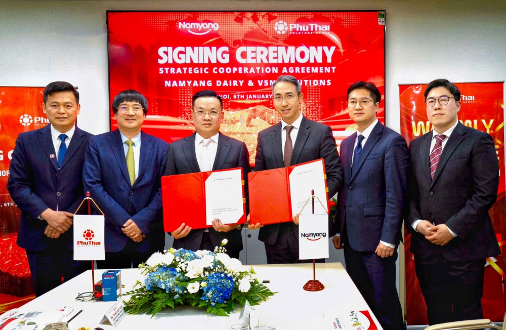(왼쪽부터) 응우옌 비엣 끄엉 푸타이 그룹 부사장, 팜 딘 도안 회장, 찐 비엣 흥 비즈니스 디벨롭먼트 디렉터, 김승언 남양유업 대표집행임원 사장, 서성현 글로벌사업팀장, 김응식 글로벌사업팀 차장이 파트너십 체결 이후 기념 촬영을 하고 있다. /사진=남양유업