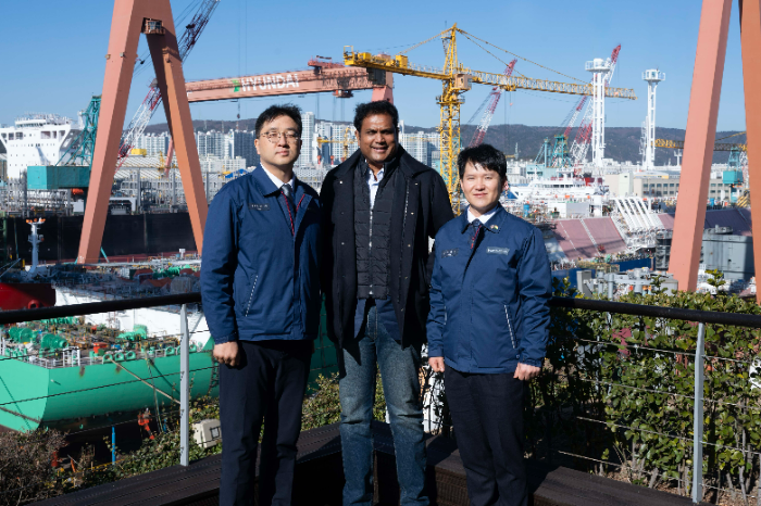 인도 타밀나두(Tamil Nadu) 주(州) 정부 대표단 일행이 8일 HD현대중공업을 방문해 조선소 야드를 둘러보고 실제 선박 건조 현장을 참관했다. (왼쪽부터) 최한내 HD한국조선해양 기획부문장과 라자(T.R.B Rajaa) 타밀나두 주 산업부 장관. /사진제공=HD현대