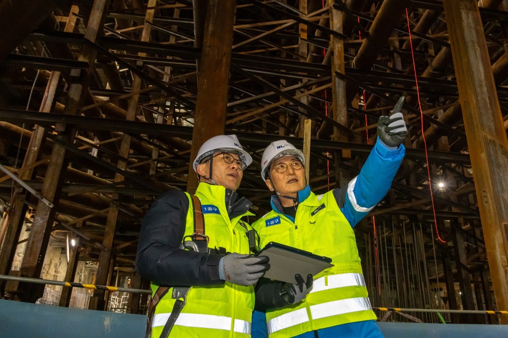 박상신 DL이앤씨 대표(오른쪽)가 지난 10일 영동대로 지하공간 복합개발 1공구 건설 현장에서 안전보건 관리 현황을 점검하고 있다./사진제공=DL이앤씨