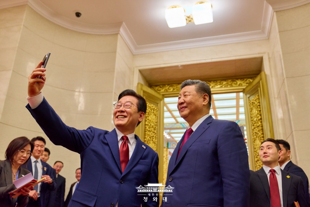 이재명 대통령이 중국 국빈방문에서 시진핑 중국 주석을 만나 함께 기념촬영을 하고 있다. / 사진=대한민국 청와대