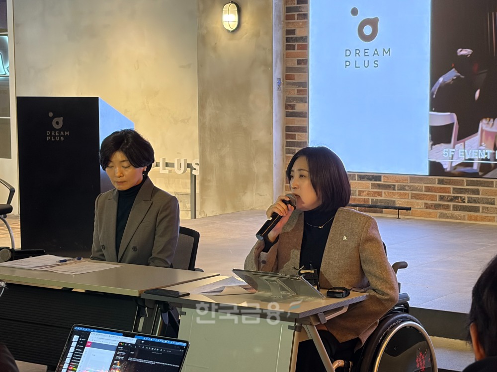 최보윤 국민의힘 의원이 디지털자산특위 업계 정책간담회가 끝난 직후 백브리핑을 진행하고 있다. / 사진=한국금융신문(2026.1.14)