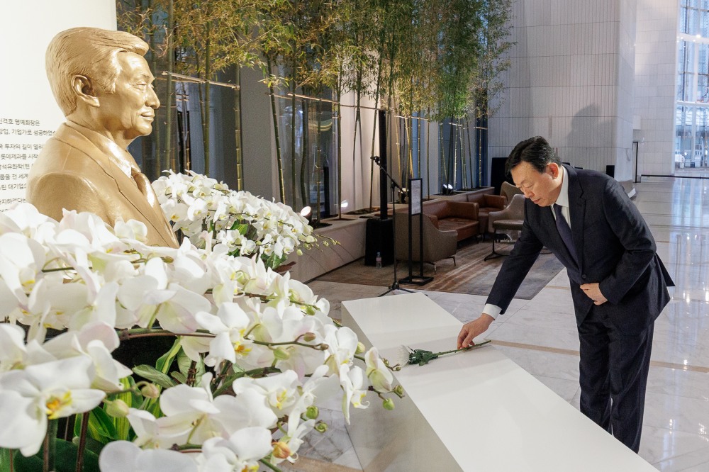 신동빈 롯데 회장이 15일 롯데월드타워 1층에 위치한 신격호 롯데 창업주 흉상에 헌화하고 있다. /사진제공=롯데