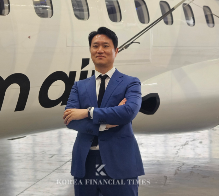 최용덕 섬에어 대표이사가 15일 김포공항에서 열린 1호기 도입식에서 섬에어 신조기 앞에서 포즈를 취하고 있다. /사진=신혜주 기자