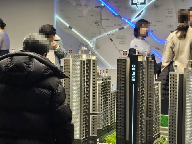 16일 SK에코플랜트 '트파인 연희' 견본주택 모형도를 확인하는 방문객들./한국금융신문 조범형 기자