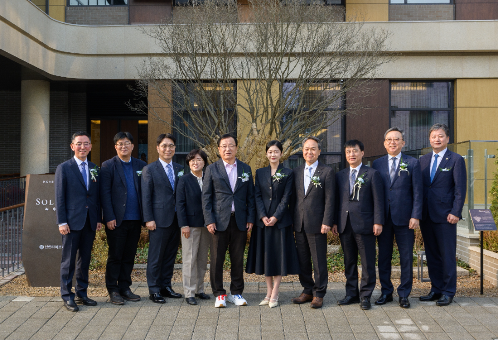 지난 15일 열린 신한라이프케어의 쏠라체 홈 미사 오픈 기념식에서 신한금융그룹 진옥동 회장(앞줄 왼쪽에서 네 번째), 신한은행 정상혁 행장(앞줄 오른쪽에서 두 번째), 신한투자증권 정용욱 신한프리미어총괄사장(앞줄 오른쪽에서 첫 번째), 신한라이프 천상영 사장(앞줄 왼쪽에서 첫 번째)과 신한라이프케어 우석문 대표(앞줄 왼쪽에서 두 번째)가 시설 관계자들과 함께 기념 촬영을 하고 있다.(2026.01.15.)./사진제공=신한라이프