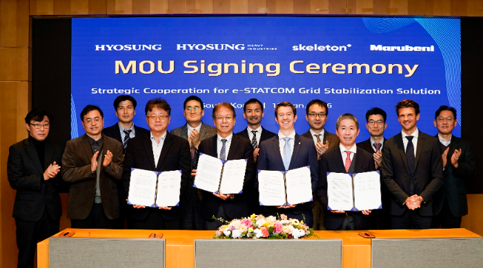 효성중공업이 스켈레톤 및 마루베니와 'e-STATCOM' 개발 협력을 위한 업무협약을 체결하고 기념사진을 촬영했다. (왼쪽부터) 한영성 효성 상무, 요코타 타케시 효성중공업 부사장, Maximiliaan van de Poll 스켈레톤 전략 부사장, Dai Sakakura 마루베니 최고운영책임자(COO). /사진제공=효성