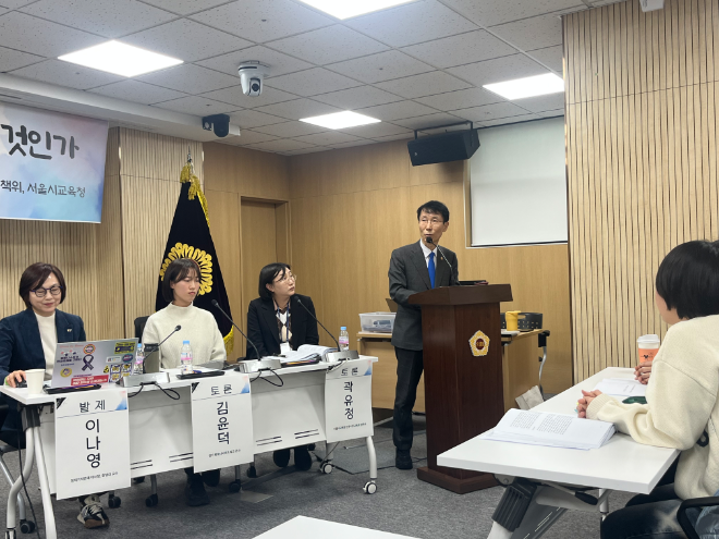 전병주 서울시의원이 발언대에 서서 토론회를 진행하고 있다./사진제공=서울시의회