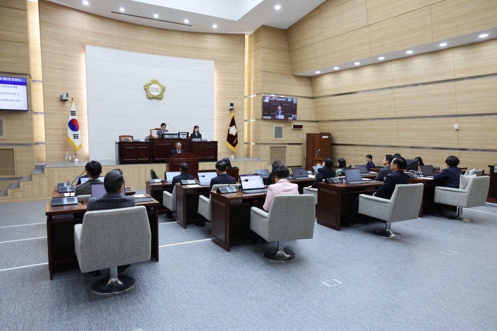 김성철 용산구의회 의장이 제303회 임시회 본회의를 주재하는 모습./사진제공=용산구의회