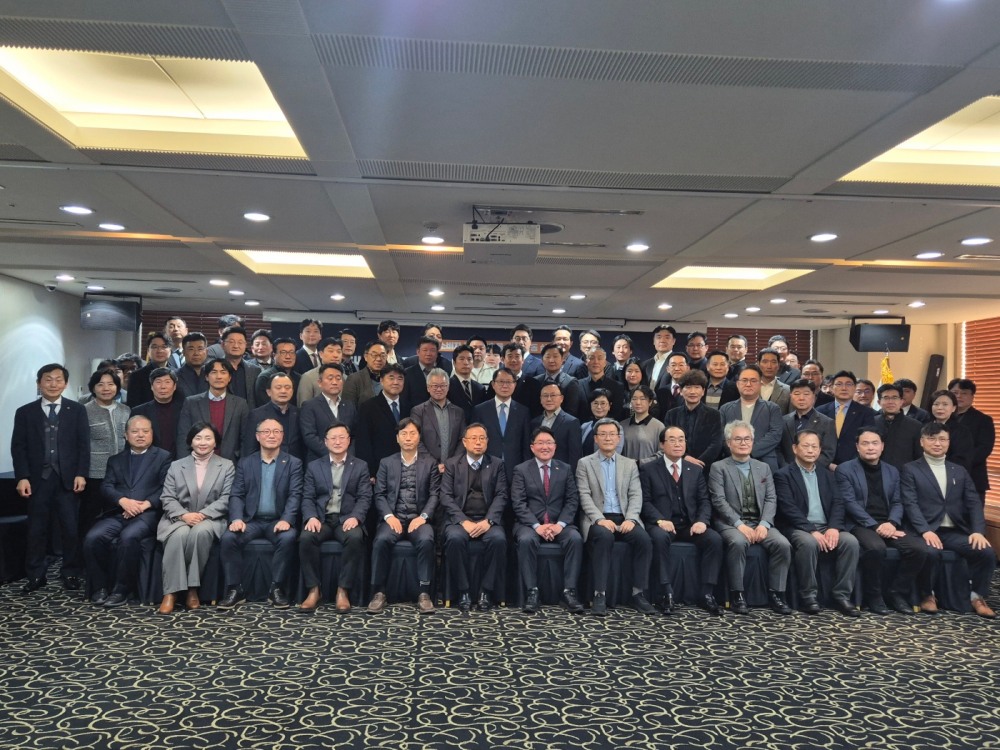 보험GA협회 관계자들과 대형GA 72개사 대표 및 임원 등 업계 관계자들이 29일 서울 프레스센터에서 열린 ‘보험대리점 금융소비자보호를 위한 실천 협약식’에서 기념촬영을 하고 있다. 사진=강은영 기자