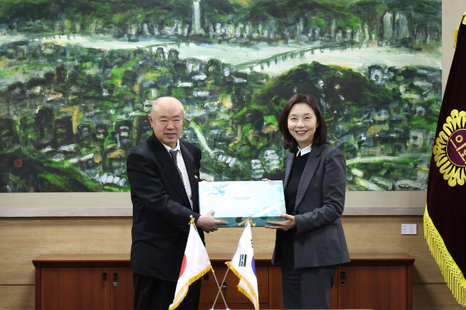 이토 조이치 홋카이도의장에게 기념품 전달하는 최호정 의장(사진 오른쪽)./사진제공=서울시의회