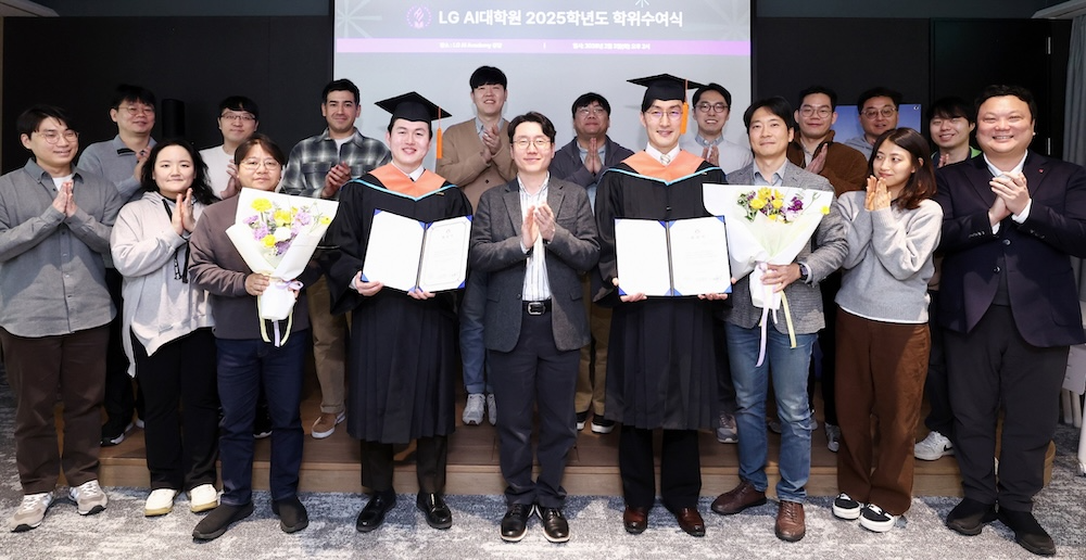 LG가 지난 3일 서울 마곡에 위치한 LG AI대학원에서 사내 과정 마지막 학위수여식을 진행했다. (앞줄 왼쪽에서 4번 째부터) 신윤호 LG유플러스 선임, 임우형 LG AI연구원 공동연구원장, 나영탁 LG전자 책임연구원. /사진=LG