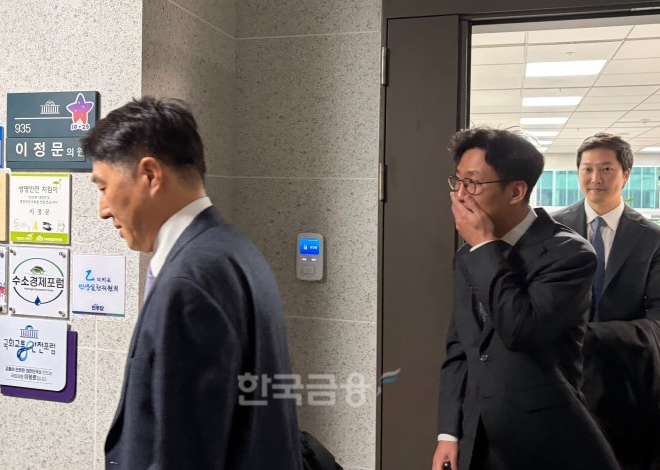 4일 국내 5대 원화 거래소(업비트·빗썸·코인원·코빗·고팍스) 대표단이 거래소 대주주 지분 제한과 관련한 업계 의견을 전달하기 위해 디지털자산TF 위원장인 이정문 의원실을 방문했다. 왼쪽부터 오경석 두나무 대표, 오세진 코빗 대표, 차명훈 코인원 대표가 의원실에서 나오고 있다. / 사진=한국금융신문(2026.2.4)