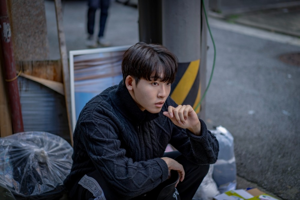 신인 배우에게 연기 디렉팅을 하는 연우재