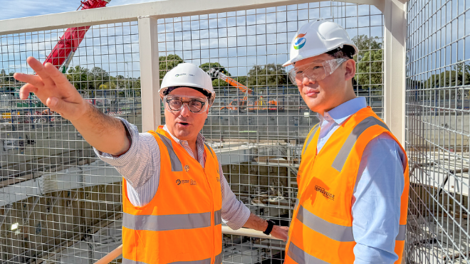 허윤홍 GS건설 대표(사진 오른쪽)가 호주 SRL현장을 현지 관계자들과 함께 둘러보며 공사진행현황을 직접 점검하는 모습./사진제공=GS건설