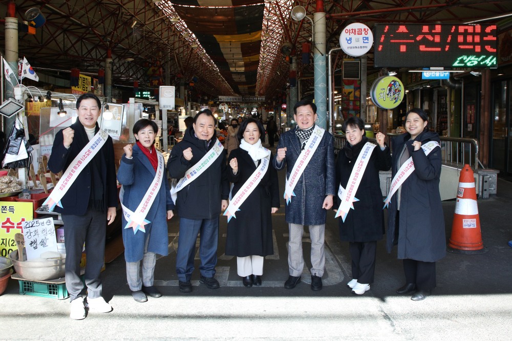 윤판오 중구의회 의장을 비롯한 소속 의원들이 중앙시장을 찾아 기념촬영을 하는 모습./사진제공=중구의회