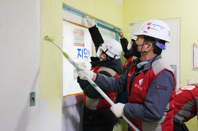 롯데건설 샤롯데 봉사단이 12일 지역아동센터 시설 및 환경을 개선해주는 ‘꿈과 희망의 러브하우스’ 봉사활동에 참여하고 있다./사진제공=롯데건설