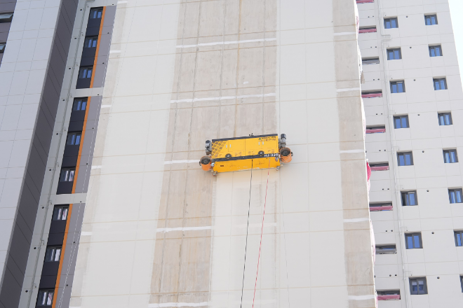 현대엔지니어링이 시공 중인 아파트 현장에서 외벽도장로봇을 시연하고 있다./사진제공=현대엔지니어링
