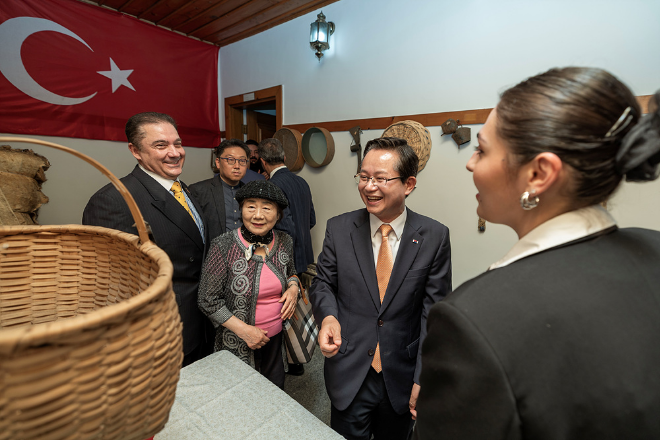 튀르키예 대사관 직원들과 앙카라 하우스 내부를 둘러보고 있는 최호권 영등포구청장(사진 오른쪽에서 두 번째)./사진제공=영등포구청