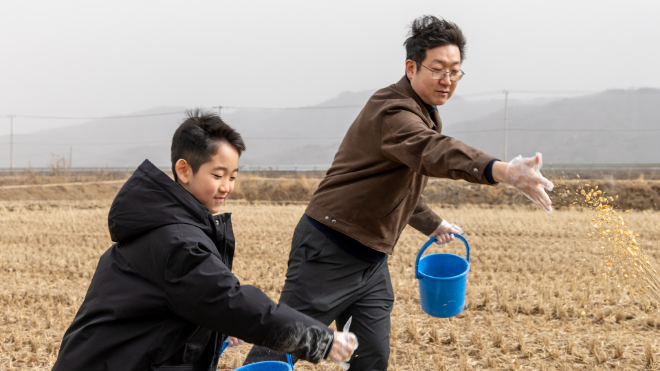 지난 22일 GS건설 직원 및 가족들이 ‘두루미 탐조 가족프로그램’에 참여해 두루미 먹이를 주고 있는 사진./사진제공=GS건설