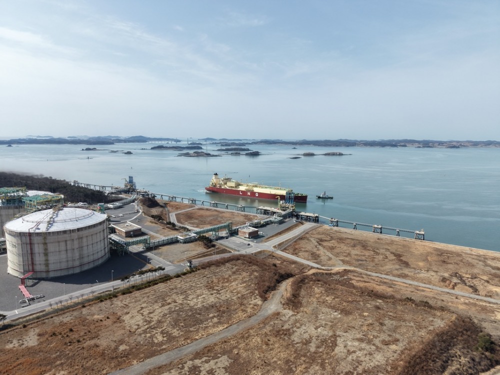 SK이노베이션 E&S의 LNG수송선이 23일 호주 바로사 가스전에서 생산된 LNG를 싣고 보령 LNG터미널에 입항하고 있다. 사진=SK이노베이션