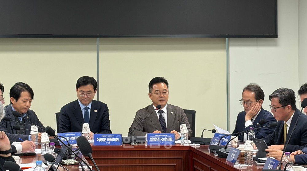 24일 민주당 디지털자산TF가 여의도 국회의원회관에서 자문위원들과 비공개 회의를 열고 디지털자산기본법을 논의했다. / 사진= 한국금융신문(2026.2.24)