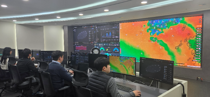LS일렉트릭 관계자들이 안양 R&D센터에 위치한 관제센터에서 재생에너지 발전량 예측 결과를 확인하고 있다. /사진제공=LS일렉트릭