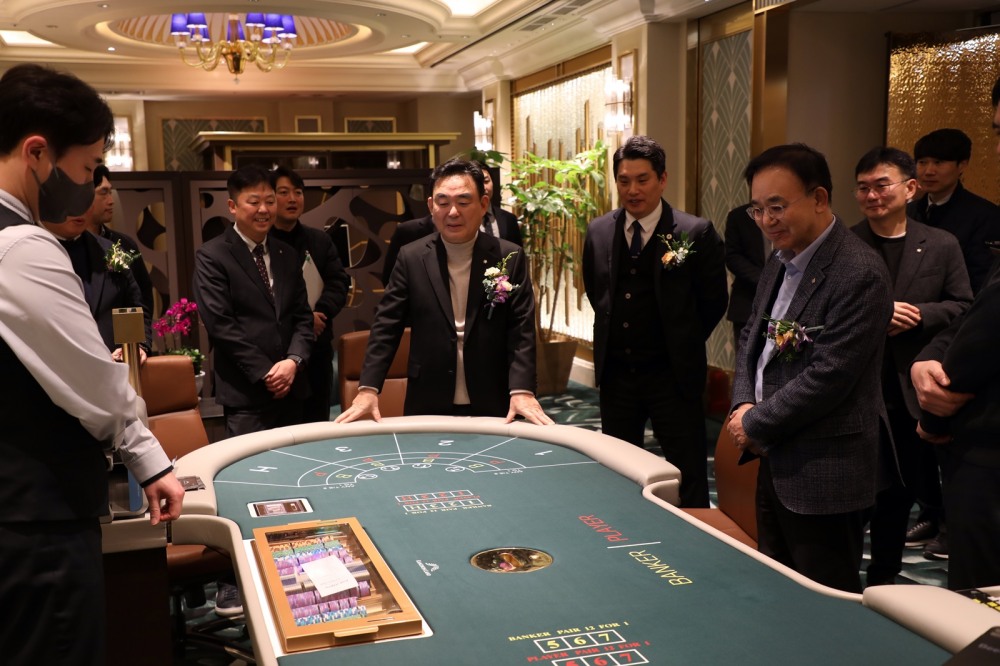 최철규 강원랜드 대표이사 직무대행을 비롯한 임우혁 노동조합 위원장, 안광복 상임감사 등 참석자들이 임시 영업장을 둘러보고 있다./사진제공=강원랜드