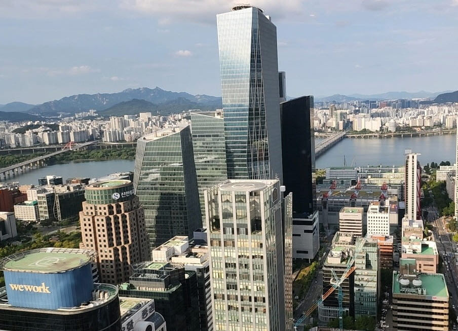 증시 호황 속 증권사 실적은 CEO 전략이 성패를 갈랐다. NH·신한·미래에셋은 WM·IB·글로벌 투자 전략으로 순이익 12~18% 성장했고, KB·하나는 부동산 부담으로 성장세가 제한됐다. 여의도 증권가 정경. 사진=한국금융신문DB