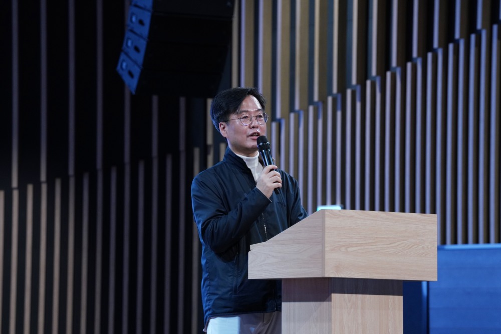 오일근 롯데건설 대표가 롯데인재개발원에서 진행된 전국 현장소장 안전보건교육에 참여해 안전의식 관련 당부의 말을 전하고 있다./사진제공=롯데건설