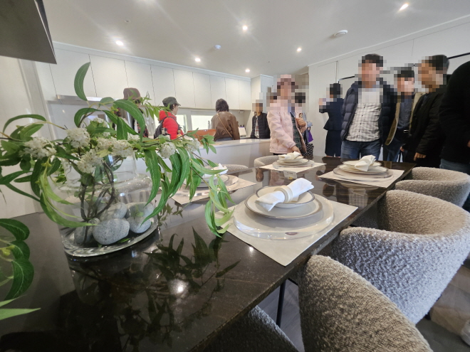 구리역 하이니티 리버파크의 84㎡타입 유니트 주방을 확인하는 방문객들./한국금융신문 조범형 기자