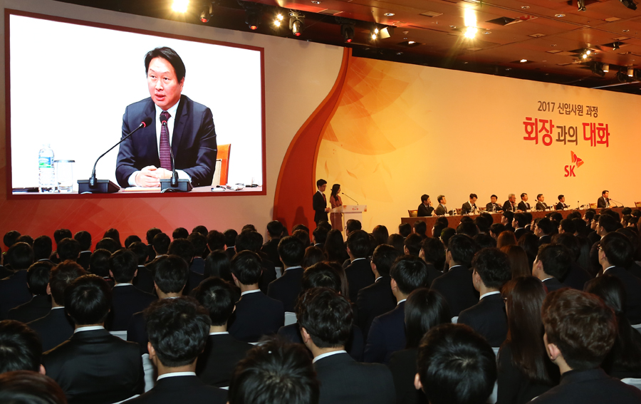 지난 13일 서울 광진구 워커힐 호텔에서 열린 ‘2017년 신입사원과의 대화’에서 최태원 회장이 그룹의 경영철학과 신입사원이 갖춰야 할 역량에 관해 설명하고 있다. SK그룹 제공