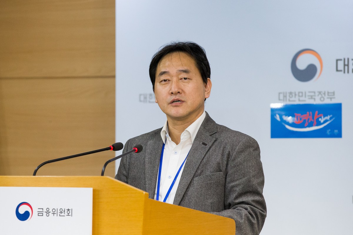 김태현 금융위원회 자본시장국장이 20일 정부서울청사 합동브리핑실에서 회계 투명성 및 신뢰성 제고를 위한 종합대책을 기자들에게 설명하고 있다.