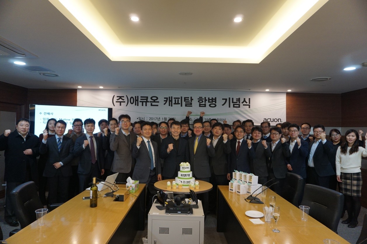 이중무 대표이사(가운데)와 박희준 애큐온캐피탈 전무 및 임직원들이 기념촬영을 하고 있다./사진제공=애큐온캐피탈