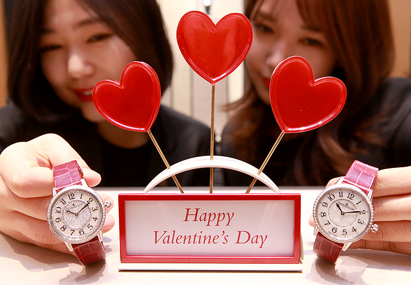 6일 오전 현대백화점 압구정본점 2층 예거 르쿨트르 매장에서 모델들이 발렌타인데이 한정 신제품 ‘랑데부 아이비’를 선보이고 있다. 현대백화점그룹 제공