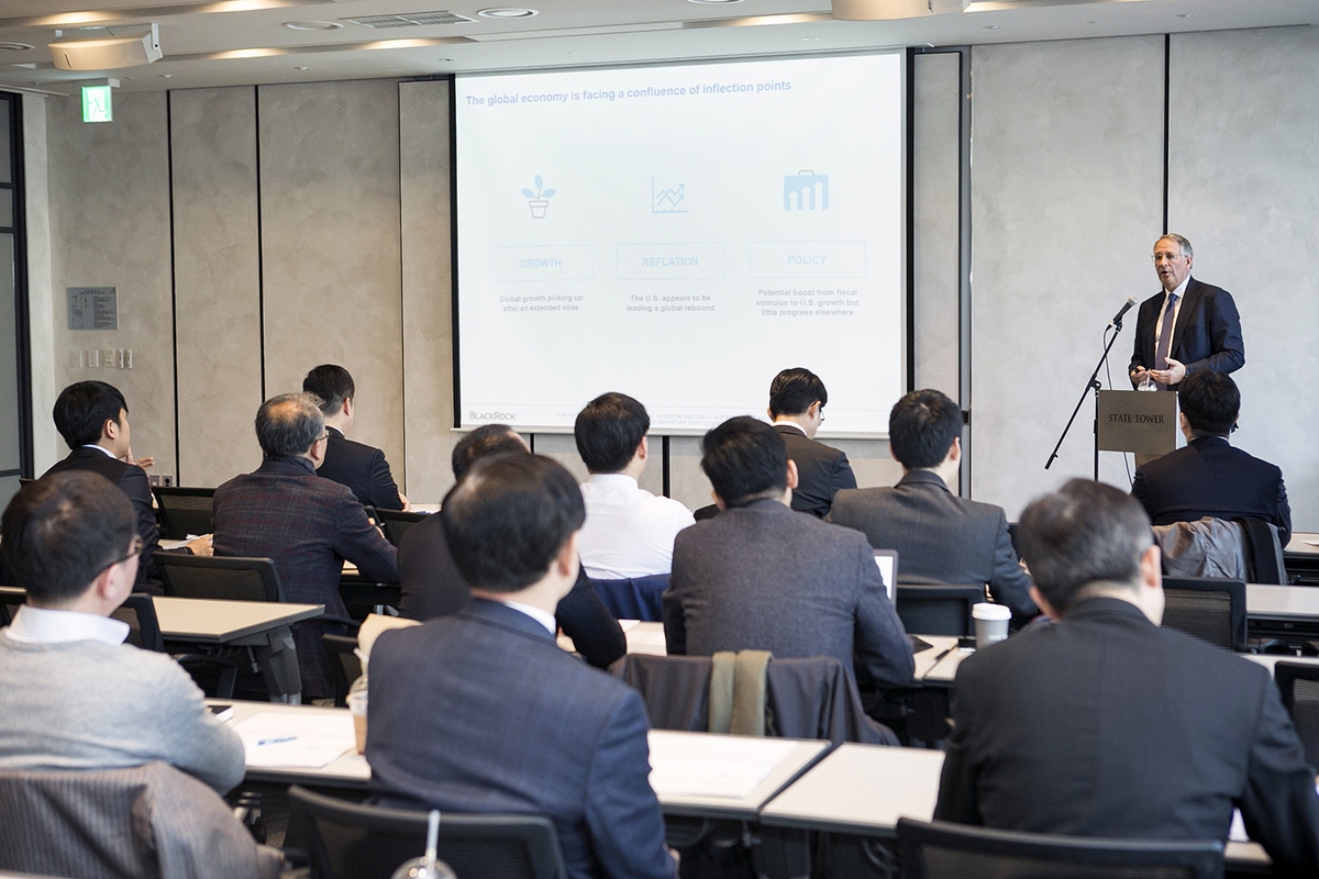 17일 서울 중구 KIC 본사에서 열린 ‘공공기관 해외투자협의회’ 제17차 회의에 참석한 해투협 관계자들이 글로벌 투자환경과 전략에 관해 논의하고 있다.