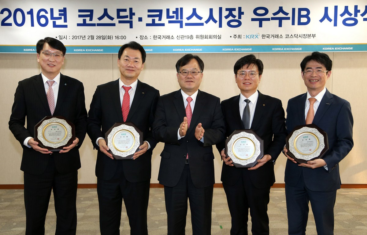 한국거래소는 28일 서울사옥에서 코스닥 부문과 코넥스 부문 우수IB를 선정해 시상했다. (왼쪽부터)배상현 IBK투자증권 상무, 최성용 KB증권 상무, 김재준 거래소 코스닥시장위원회 위원장, 조광재 NH투자증권 상무, 배영규 한국투자증권 본부장.