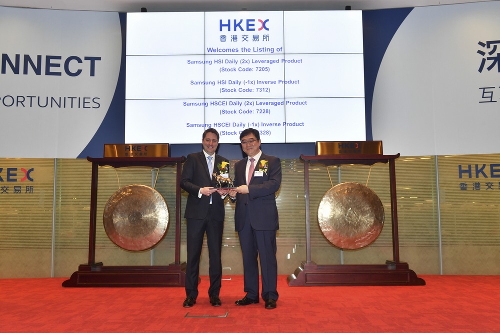 구성훈 삼성자산운용대표(오른쪽)와 브라이언 로버츠 홍콩증권거래소 ETF총괄대표가 14일 홍콩증권거래소에서 항셍중국기업지수(HSCEI)와 항셍지수(HSI) 레버리지·인버스 ETF 4종 상장식을 마치고 기념촬영을 하고 있다.