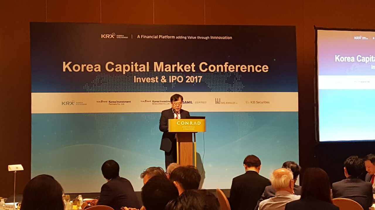 김재준 한국거래소 코스닥시장위원회 위원장이 15일 싱가포르에서 개최한‘한국자본시장 컨퍼런스’에서 한국증시의 장점 등을 설명하고 있다.