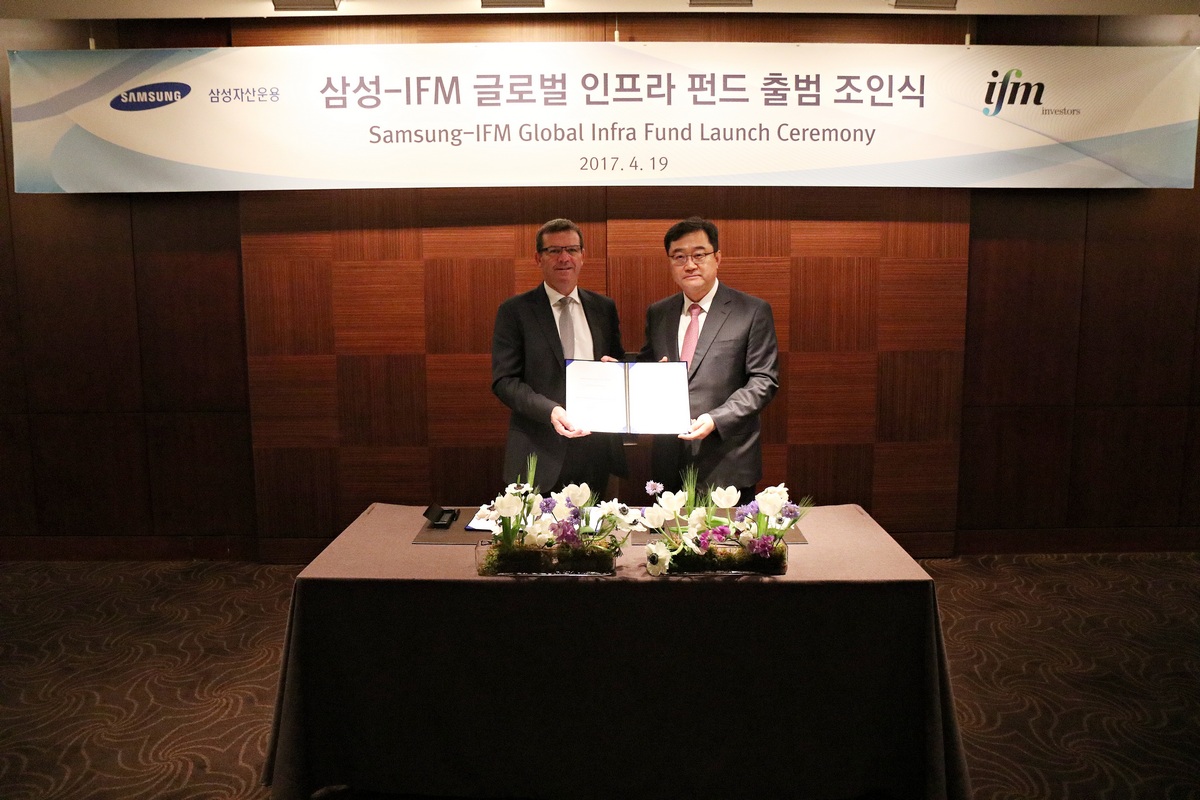 브렛 힘버리 IFM 인베스터스CEO(왼쪽)와 구성훈 삼성자산운용대표가 삼성-IFM 글로벌 인프라 펀드 운용계약을 체결하고 기념촬영을 하고 있다.