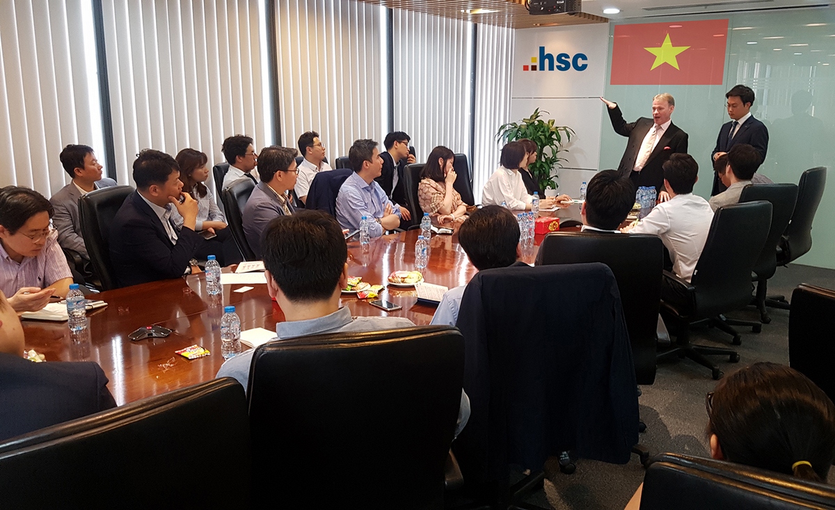 '삼성증권 베트남 현지 연구 프로그램'에 참여한 우수 PB들이 20일 호치민증권을 방문해, 현지 리서치센터 애널리스트들과 베트남 증시 및 종목 관련 시황 토론회를 갖고 있다.