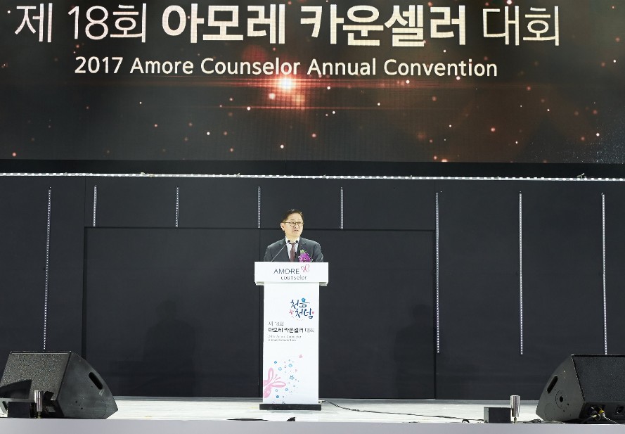20일 서울 올림픽공원 SK올림픽 핸드볼 경기장에서 열린 ‘제18회 아모레 카운셀러 대회’에 참석한 서경배 아모레퍼시픽그룹 회장이 개회사를 하고 있다. 아모레퍼시픽그룹 제공